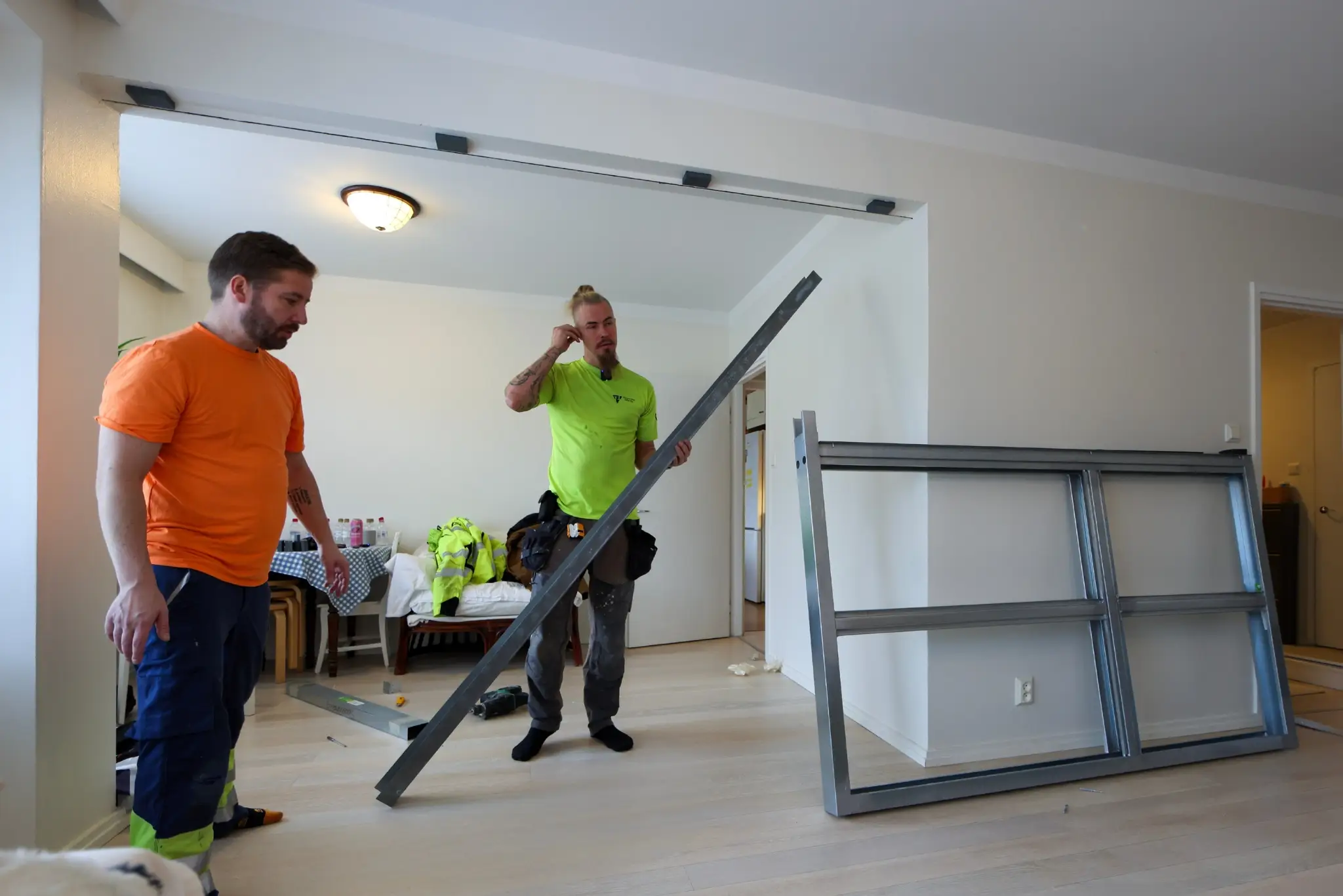 Asentajat sovittavat saneerauselementti&auml; asennusaukkoon