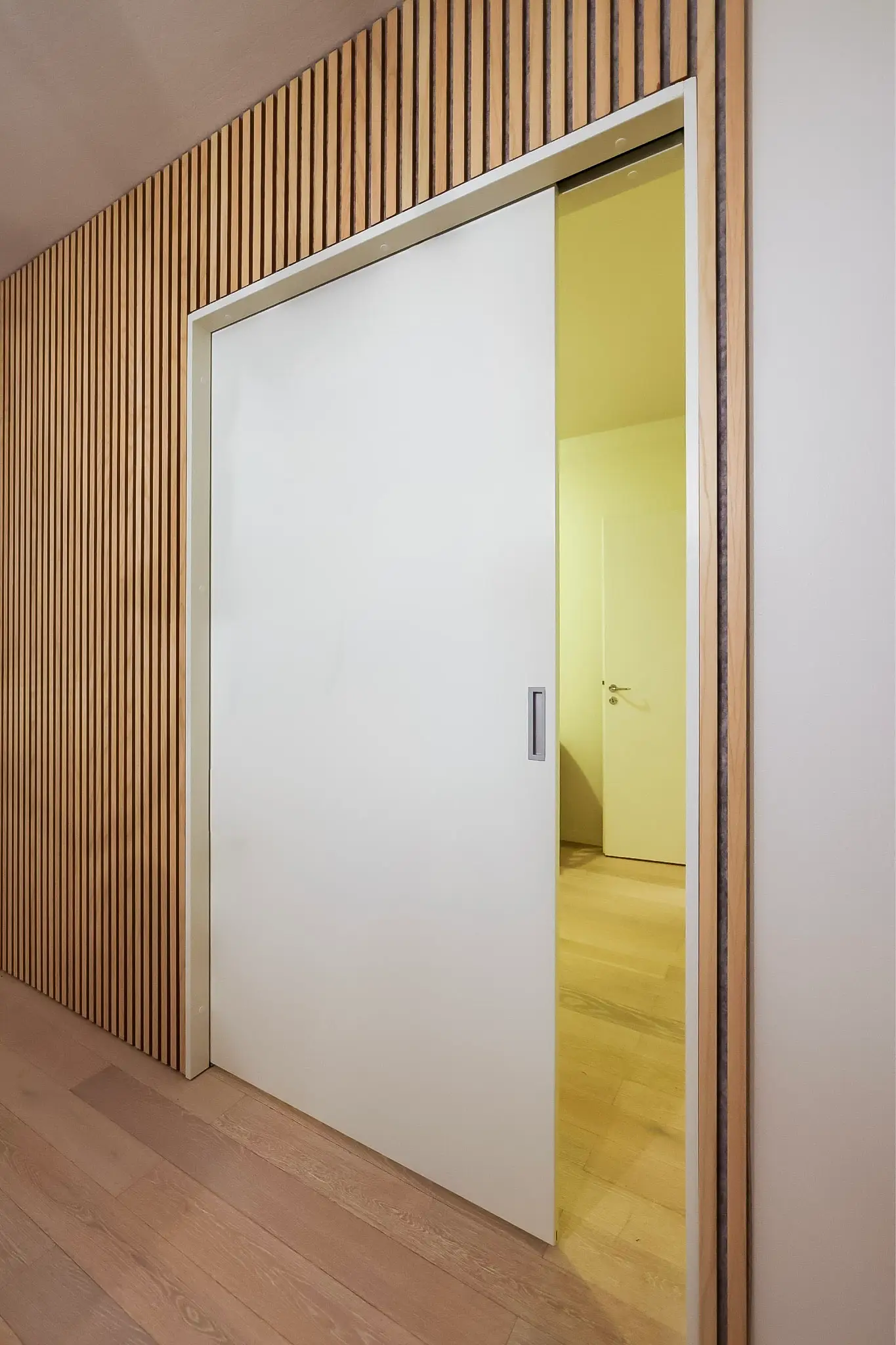 Akustiikkapaneelisein&auml; miss&auml; D3 ovi l&auml;hes kiinni