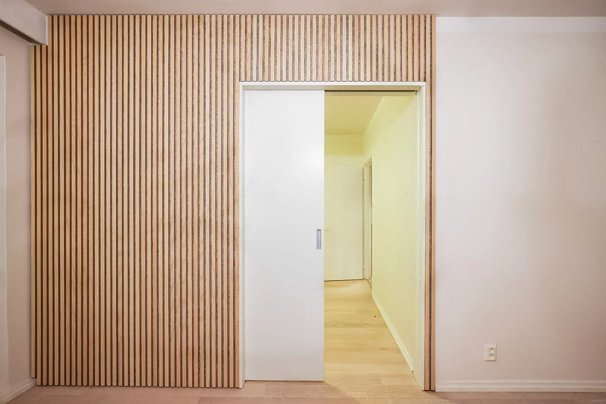 Akustiikkapaneelisein&auml;, jossa on k&auml;ytetty saneerauselementti&auml; ja liune D3 ovea