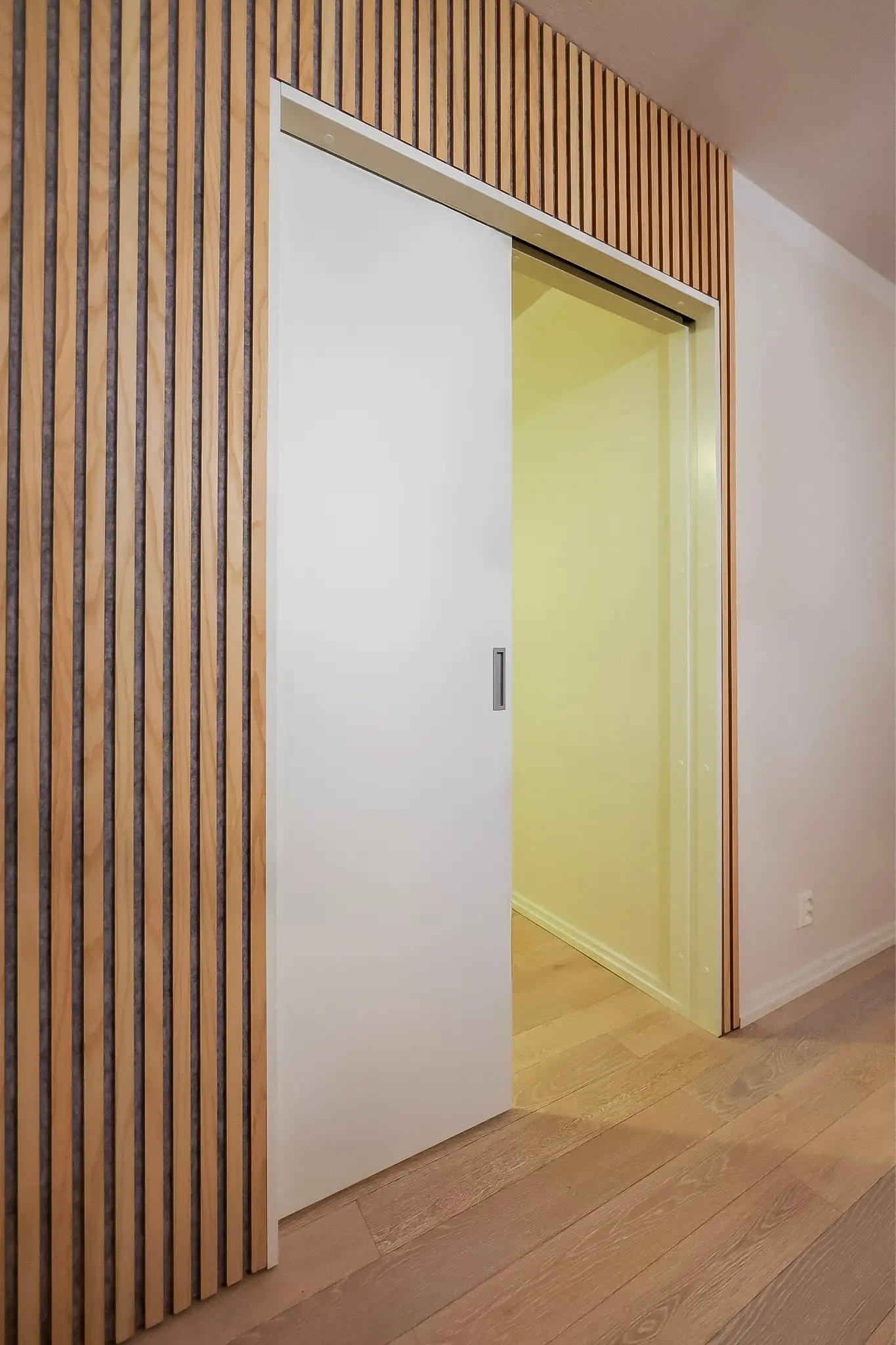 Akustiikkapaneelisein&auml; miss&auml; D3 ovi on puoliksi auki