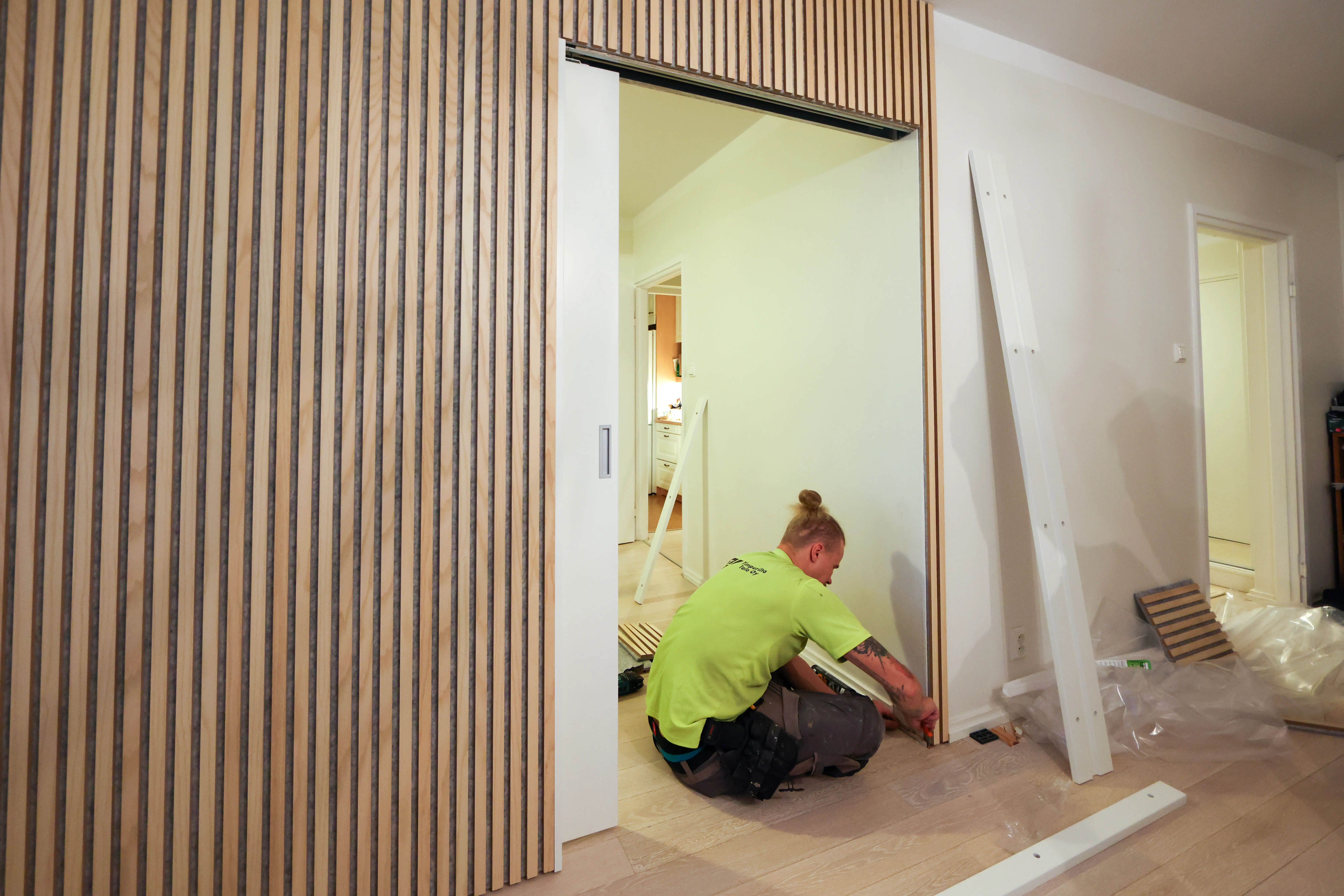 Mikko Merel&auml; mittaa karmin paikkaa ovelle