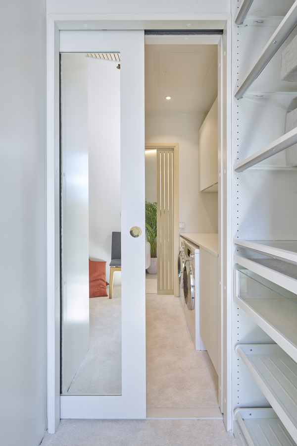 Liunen ovia Py&ouml;rre-talossa - Kuvastinpeiliovi Heijastus ja puurimaovi Special Edition