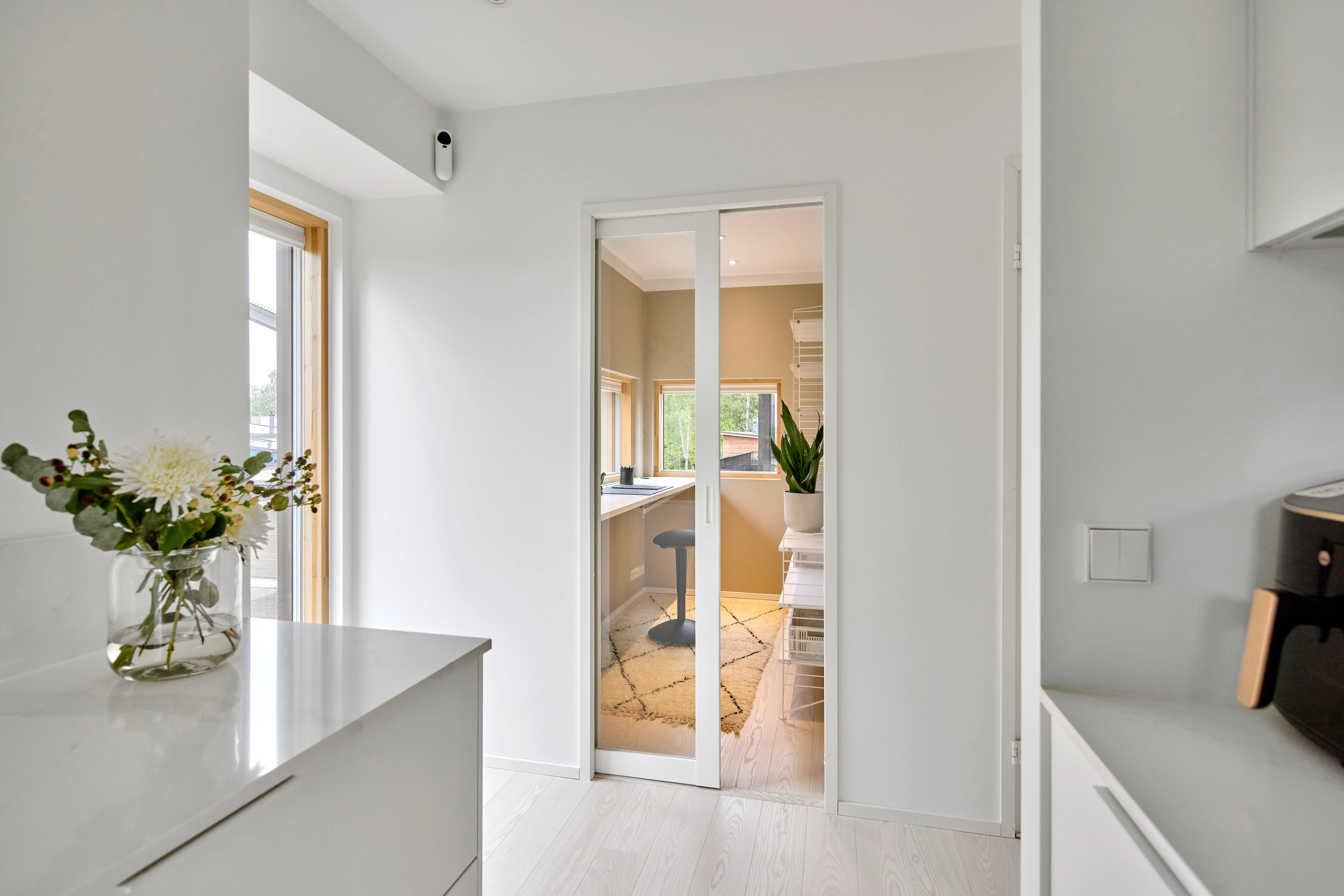 Liukuovi lasilla tekee keittiöstä valoisamman