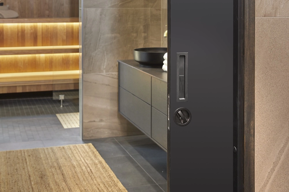 Musta liukuovi kylpyhuoneeseen