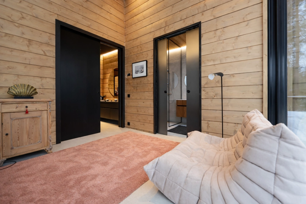 Musta viiluovi välioveksi mökkiin